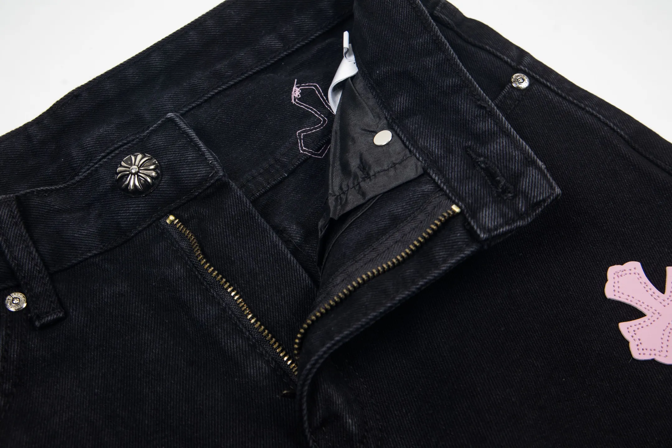 P260 Chrome Hearts Black Pants Sanskrit Black and White Patch Leather Jeans CH jeans need to be washed and then disassembled and hand-stitched with sheepskin cross leather and then spliced ​​together to complete. The whole piece has too many craftsmanship to explain, patchwork cross pattern embellishment, high-waisted washed jeans! ! Absolutely high-end luxury products, god-level single products and super popular products, made with top heavy industry, a must-see magic weapon. Customized hardware. The fabric is thick and soft after washing. It has good breathability. Customized small leather label. Unique design. The details are simple and elegant, and the workmanship is exquisite. The entire trousers are neatly routed and the details are in place! It’s so cool that both men and women can easily control the genderless trend! Style number: 1875# Color: black Size: 28 30 32 34